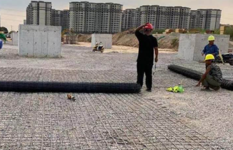 大观土工格栅铺设前地基要怎么处理？